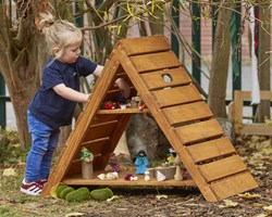 Cosy FOREST GARDEN WORLD PEEPHOLE HOUSE